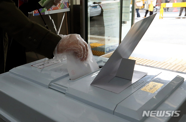 [대구=뉴시스] 이무열 기자 = 제21대 국회의원 선거일인 15일 오전 대구 수성구 지산2동 행정복지센터에 마련된 제1투표소에서 유권자들의 투표가 이어지고 있다. 2020.04.15. lmy@newsis.com