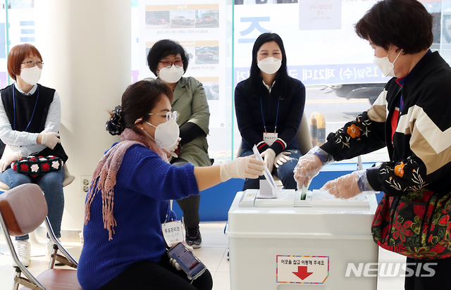 [인천=뉴시스] 이종철 기자 = 제21대 국회의원선거 투표일인 15일 오전 인천시 미추홀구 주안5동 제3투표소인 자동차전시장에서 투표참관인들이 유권자가 투표하는 모습을 보고 있다. 2020.04.15.&nbsp; jc4321@newsis.com