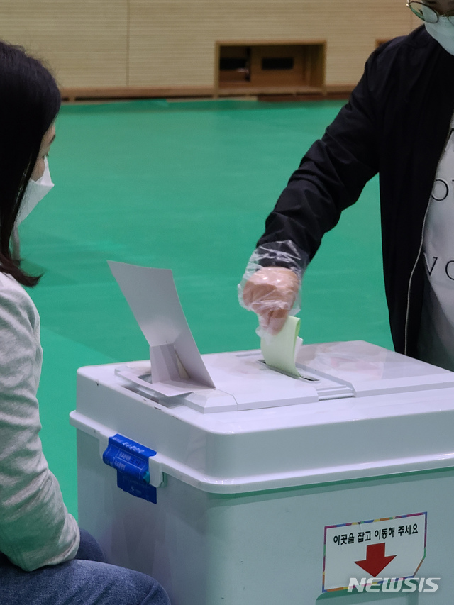 [밀양=뉴시스] 안지율 기자 = 제21대 국회의원선거 당일인 15일 경남 밀양시 삼문동 제4투표소에서 한 유권자가 투표하고 있다. 2020.04.15.&nbsp; alk9935@newsis.com 