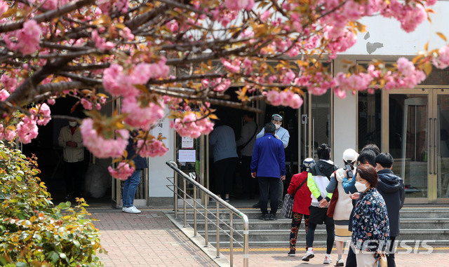 [서울=뉴시스]박주성 기자 = 제21대 국회의원선거 당일인 15일 오후 서울 용산구 성심여자고등학교에 마련된 원효로 제2동 제3 투표소에서 유권자들이 투표를 하기 위해 줄을 서 있다. 2020.04.15. park7691@newsis.com