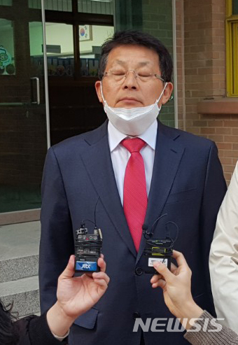 [부천=뉴시스] 이종철 기자 = 차명진 미래통합당 후보가 15일 오전 경기 부천시 범박동 일신초등학교에 마련된 투표장에서 투표를 하기 위해 대기하고 있다.(차명진 캠프제공). 2020.04.15.&nbsp; jc4321@newsis.com