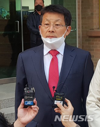 [부천=뉴시스] 이종철 기자 = 차명진 미래통합당 후보가 지난 15일 오전 경기 부천시 범박동 일신초등학교에 마련된 투표장에서 투표를 하기 위해 대기하고 있다.(차명진 캠프제공). 2020.04.15. jc4321@newsis.com