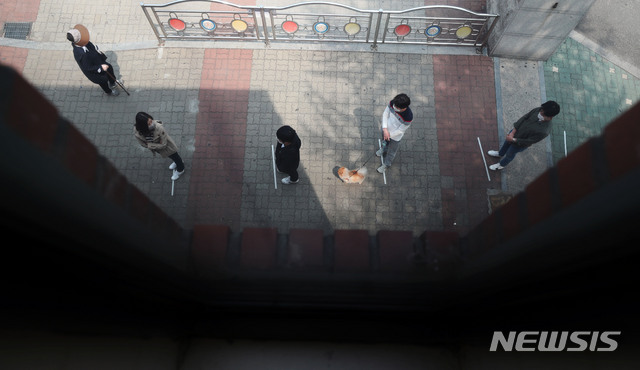 [서울=뉴시스] 박미소 기자 = 제21대 국회의원선거 당일인 15일 오전 서울 성북구 삼선초등학교에 마련된 투표소 앞에서 유권자들이 일정 간격을 두고 서 있다. 2020.04.15. misocamera@newsis.com