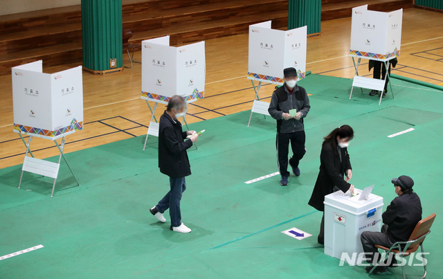 [서울=뉴시스] 박미소 기자 = 제21대 국회의원선거 당일인 15일 오전 서울 성북구 삼선초등학교에 마련된 투표소에서 유권자들이 투표를 하고 있다. 2020.04.15. misocamera@newsis.com