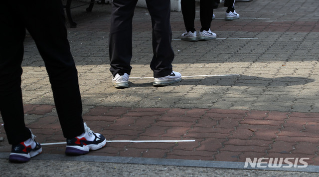 [서울=뉴시스] 박미소 기자 = 제21대 국회의원선거 당일인 15일 오전 서울 성북구 삼선초등학교에 마련된 투표소에서 유권자들이 일정 간격을 두고 서 있다. 2020.04.15.&nbsp; misocamera@newsis.com