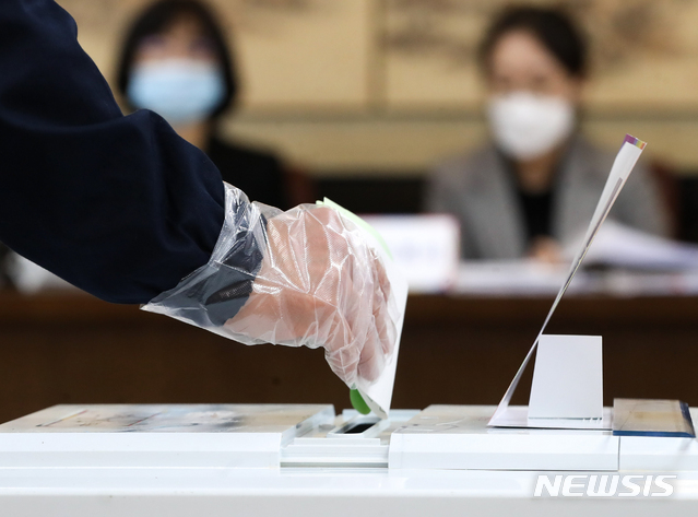 [제주=뉴시스]우장호 기자 = 제21대 국회의원 선거일인 15일 오전 제주도의회 의원회관 1층에 마련된 연동 제1투표소에서 유권자들의 투표가 이어지고 있다. 2020.04.15.&nbsp; woo1223@newsis.com