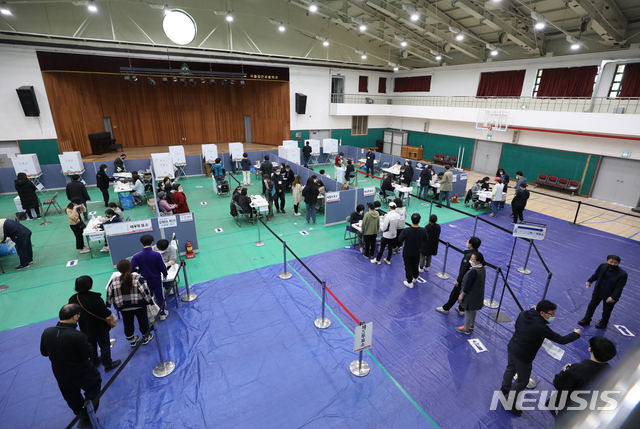 [서울=뉴시스] 조수정 기자 = 제21대 국회의원 선거일인 15일 오후 서울 송파구 잠전초등학교 잠전체육관 투표소에서 유권자들이 투표하기 위해 줄서 기다리고 있다. 2020.04.15. chocrystal@newsis.com