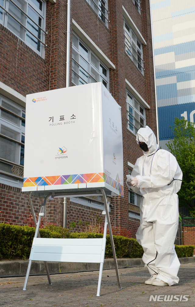 [전주=뉴시스] 김얼 기자 = 제21대 국회의원 선거가 시작된 15일 전북 전주시 전주서중학교에 마련된 서신동 제6투표소에서 관계자가 신종 코로나바이러스 감염증(코로나19) 자가격리자들에 대한 기표소를 외부에 따로 비치하고 있다. 2020.04.15.pmkeul@newsis.com
