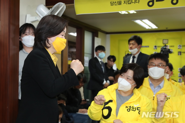 [서울=뉴시스] 고승민 기자 = 심상정 정의당 대표가 제21대 국회의원 선거일인 15일 밤 서울 여의도 당사에 마련된 상황실에 들어서며 파이팅을 외치고 있다. 2020.04.15.kkssmm99@newsis.com
