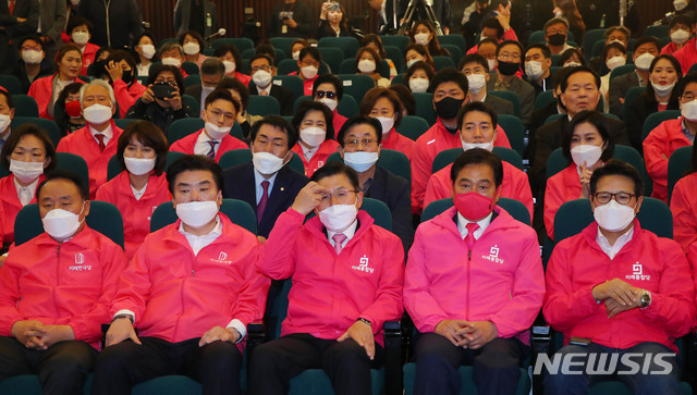 [서울=뉴시스] 장세영 기자 = 황교안 미래통합당 대표와 원유철 미래한국당 대표가 제21대 국회의원 선거일인 15일 서울 여의도 국회도서관 강당에 마련된 미래통합당 개표 상황실에서 양당 선대위 및 당직자들과 함께 방송사들의 출구조사 방송을 보며 아쉬운 표정을 보이고 있다. 2020.04.15.&nbsp; photothink@newsis.com