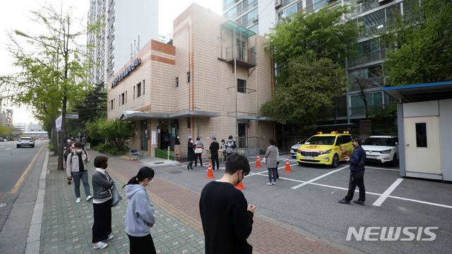 [서울=뉴시스]김선웅 기자 = 제21대 국회의원선거일인 15일 서울 광진구 민방위교육센터에 위치한 구의제3동 제1투표소에서 유권자들이 투표를 하기 위해 줄을 서 있다. 2020.04.15. mangusta@newsis.com