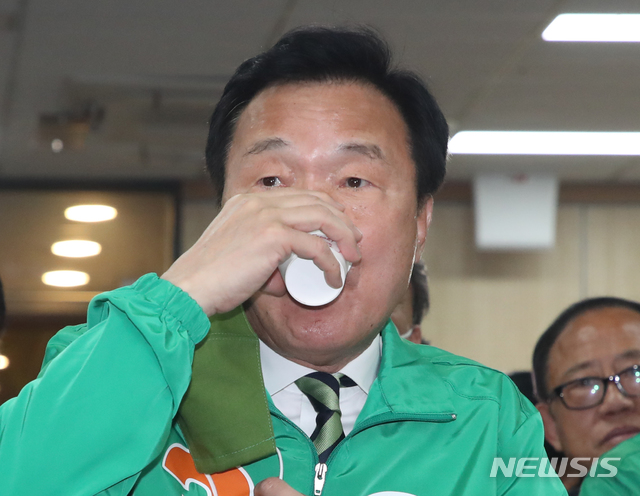 [서울=뉴시스]김명원 기자 = 민생당 손학규 상임선대위원장이 15일 서울 여의도 민생당 당사에서 제21대 국회의원선거 개표방송을 시청하며 물을 마시고 있다.&nbsp; 2020.04.15. kmx1105@newsis.com