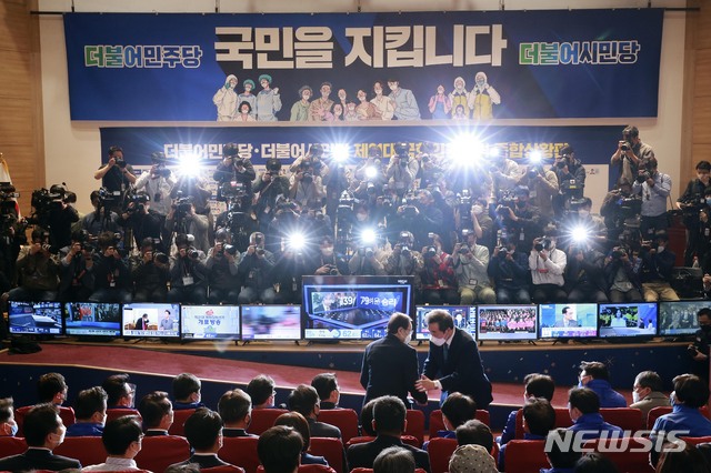 [서울=뉴시스]김진아 기자 = 이해찬, 이낙연 더불어민주당 공동상임선거대책위원장이 15일 오후 서울 여의도 국회 의원회관에 마련된 개표상황실에서 악수를 하고 있다. 2020.04.15. photo@newsis.com