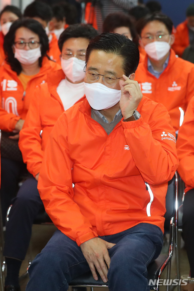 [서울=뉴시스]전신 기자 = 이태규 국민의당 총괄선대본부장을 비롯한 비례대표 후보자 등이 15일 서울 마포구 창전동에 마련된 4.15 총선 개표 방송 상황실에서 출구 조사 방송을 지켜보고 있다. 2020.04.15. photo1006@newsis.com