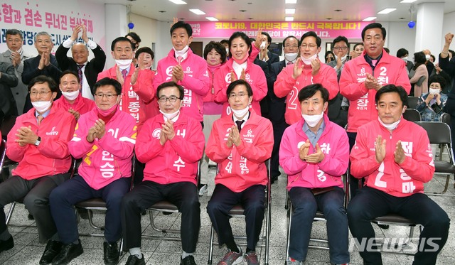 [부산=뉴시스] 하경민 기자 = 제21대 국회의원 선거일인 15일 오후 부산 수영구 미래통합당 부산시당에서 각 지역구 후보자들이 방송사 출구조사 결과가 발표되자 박수치고 있다. 2020.04.15.&nbsp; yulnetphoto@newsis.com