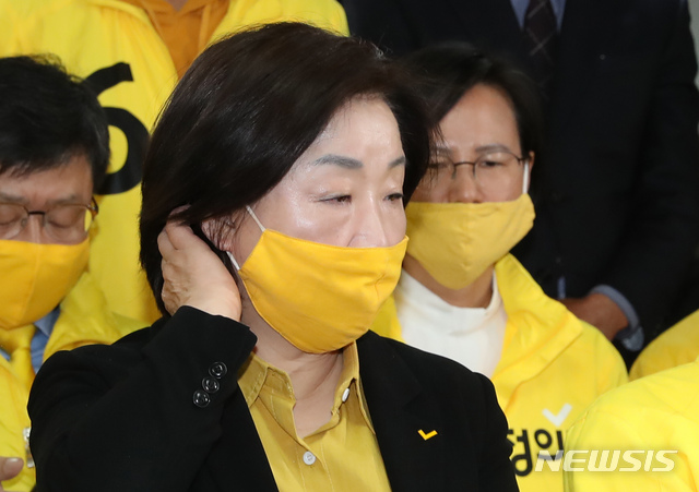 [서울=뉴시스] 고승민 기자 = 심상정 정의당 대표와 지역구 및 비례대표 후보들이 제21대 국회의원 선거일인 15일 밤 서울 여의도 당사에 마련된 상황실에서 출구조사 방송을 시청하고 있다. 2020.04.15.kkssmm99@newsis.com
