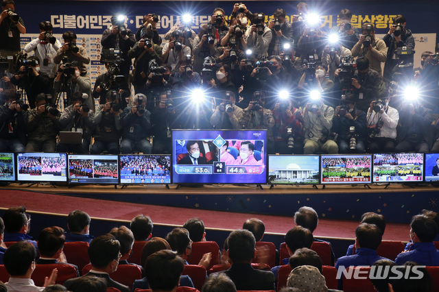 [서울=뉴시스]김진아 기자 = 이해찬-이낙연 더불어민주당 공동상임선거대책위원장이 15일 오후 서울 여의도 국회 의원회관에 마련된 개표상황실에서 방송사 출구조사 발표를 지켜보고 있다. 2020.04.15.&nbsp; photo@newsis.com