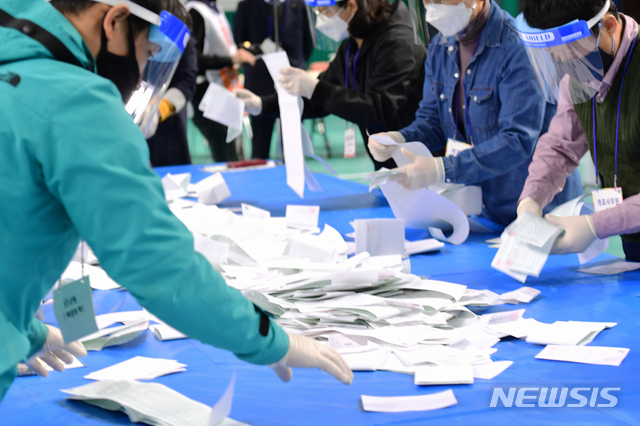 [남해=뉴시스]차용현 기자 = 제21대 국회의원 선거가 실시된 15일 오후 경남 남해군 남해읍 실내체육관에 마련된 개표소에서 개표 사무원들이 투표함을 열고 개표를 하고 있다. 2020.04.15.  con@newsis.com