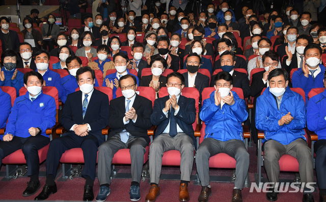 [서울=뉴시스]김진아 기자 = 더불어민주당 이해찬, 이낙연 상임공동선대위원장과 이인영 원내대표 등이 15일 오후 국회 의원회관에 마련된 당 선거상황실에서 각 방송사가 발표한 출구조사 결과를 지켜보고 있다. 2020.04.15.&nbsp; photo@newsis.com