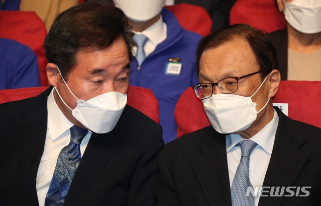 [서울=뉴시스]김진아 기자 = 더불어민주당 이해찬 대표와 이낙연 상임선대위원장이 15일 오후 국회 의원회관에 마련된 개표상황실에서 방송사 출구조사 방송을 지켜보며 이야기를 나누고 있다. 2020.04.15. photo@newsis.com