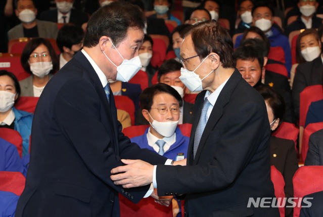 [서울=뉴시스]김진아 기자 = 더불어민주당 이해찬 대표와 이낙연 상임선대위원장이 15일 오후 국회 의원회관에 마련된 개표상황실에서 악수하고 있다. 2020.04.15.&nbsp; photo@newsis.com