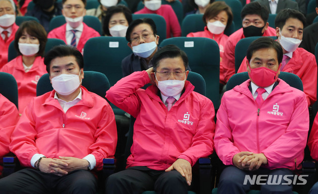 [서울=뉴시스] 장세영 기자 = 황교안 미래통합당 대표와 원유철 미래한국당 대표가 제21대 국회의원 선거일인 15일 서울 여의도 국회도서관 강당에 마련된 미래통합당 개표 상황실에서 양당 선대위 및 당직자들과 함께 방송사들의 출구조사 방송을 보며 침울한 표정을 보이고 있다. 2020.04.15. photothink@newsis.com