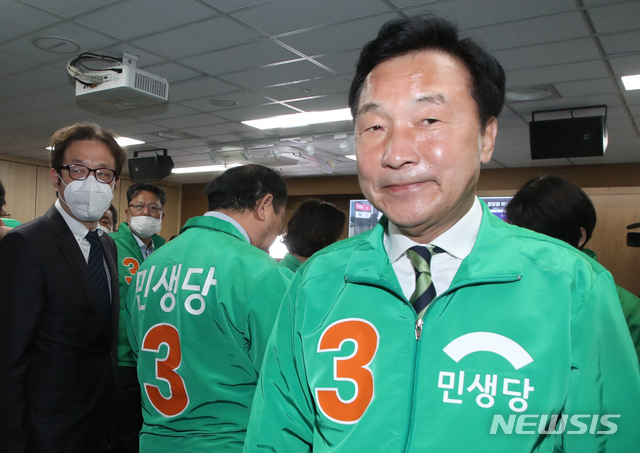 [서울=뉴시스]김명원 기자 = 손학규 민생당 상임선대위원장이 15일 서울 여의도 민생당 당사에서 제21대 국회의원선거 개표방송의 출고조사 결과에 굳은표정으로 상황실을 나서고 있다. 2020.04.15. kmx1105@newsis.com