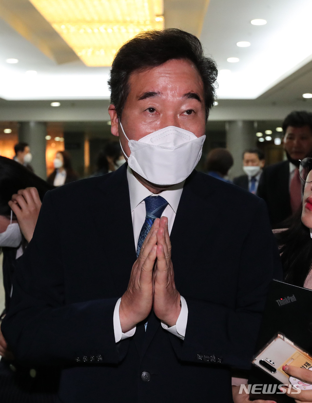 [서울=뉴시스]김진아 기자 = 서울 종로구에 출마한 더불어민주당 이낙연 후보가 15일 오후 국회 의원회관에 마련된 제21대 국회의원선거 종합상황실에서 출구조사 결과를 확인한뒤 종로구 선거사무실로 향하기위해 의원회관을 나서고 있다. 2020.04.15. photo@newsis.com