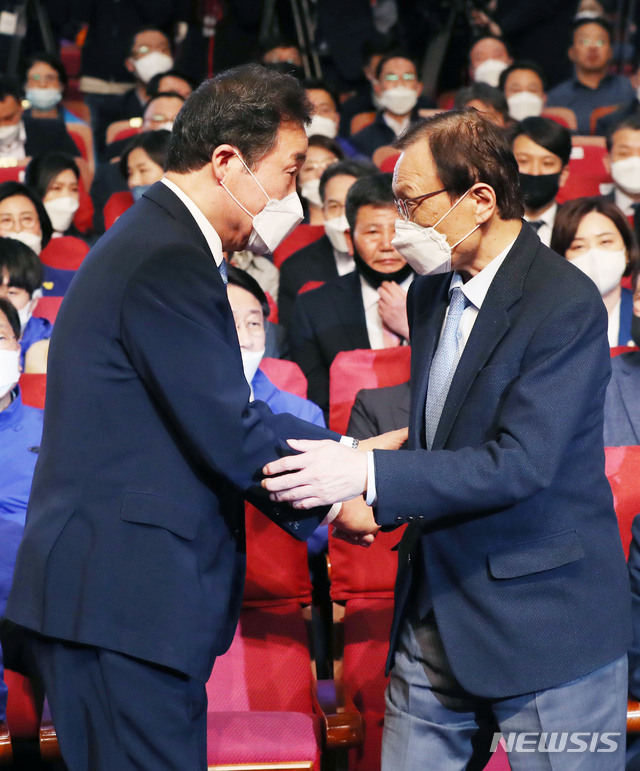 [서울=뉴시스] 김진아 기자 = 더불어민주당 이해찬, 이낙연 공동상임선대위원장이 15일 서울 여의도 국회의원회관에 마련된 합동 상황실에서 제21대 국회의원 선거 출구조사 방송을 시청하기 전 대화를 하고 있다. 2020.04.15.  bluesoda@newsis.com