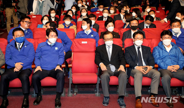 [서울=뉴시스] 김진아 기자 = 더불어민주당 이해찬 공동상임선대위원장, 더불어시민당 우희종 상임공동선대위원장이 15일 서울 여의도 국회의원회관에 마련된 합동 상황실에서 제21대 국회의원 선거 출구조사 방송을 시청하고 있다. 2020.04.15. bluesoda@newsis.com