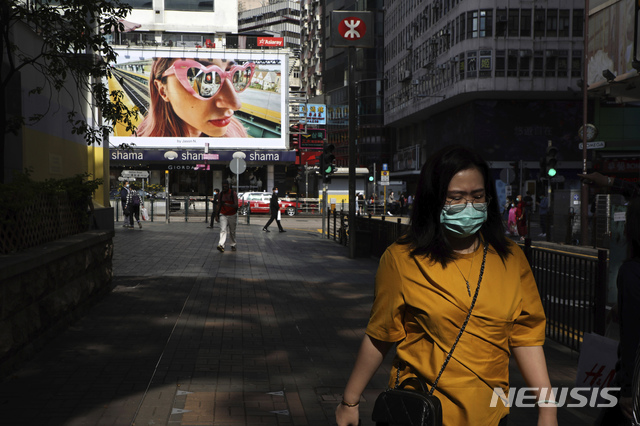 [홍콩=AP/뉴시스]지난 15일 홍콩에서 한 시민이 신종 코로나바이러스 감염증(코로나19) 감염 예방을 위해 마스크를 쓴 채 거리를 걷고 있다. 2020.04.18.