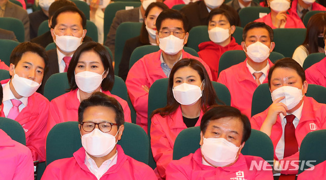 [서울=뉴시스] 장세영 기자 = 미래한국당 래대표 후보자들이 제21대 국회의원 선거일인 15일 서울 여의도 국회도서관 강당에 마련된 미래통합당 개표 상황실에서 양당 선대위 및 당직자들과 함께 방송사들의 출구조사 방송을 주의 깊게 바라보고 있다. 2020.04.15. photothink@newsis.com