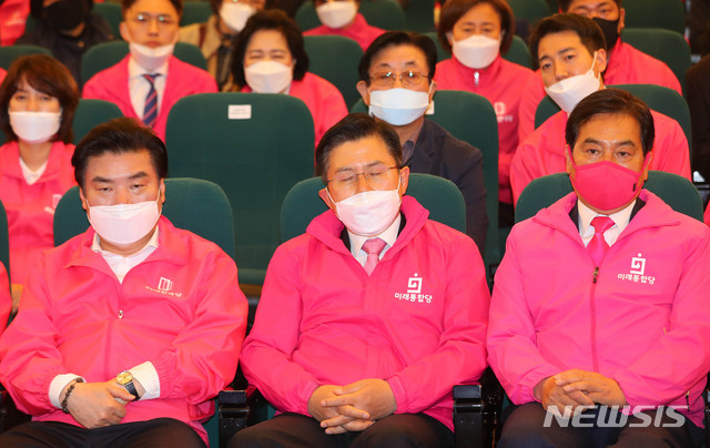 [서울=뉴시스] 장세영 기자 = 황교안 미래통합당 대표와 원유철 미래한국당 대표가 제21대 국회의원 선거일인 15일 서울 여의도 국회도서관 강당에 마련된 미래통합당 개표 상황실에서 양당 선대위 및 당직자들과 함께 방송사들의 출구조사 방송을 보며 침울한 표정을 보이고 있다. 2020.04.15. photothink@newsis.com