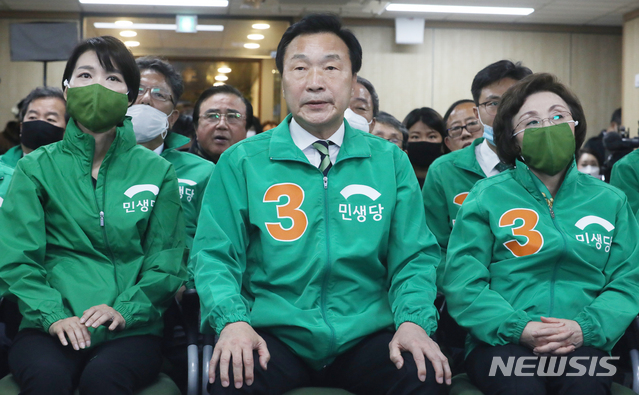 [서울=뉴시스]김명원 기자 = 민생당 손학규 상임선대위원장, 김정화·장정숙 민생당 공동선대위원장 및 선대위 관계자들이 15일 서울 여의도 민생당 당사에서 제21대 국회의원선거 개표방송을 시청하고 있다. 이날 출구조사 결과에 손학규 상임선대위원장 등 참석자들이 침통한표정을 짓고 있다. 2020.04.15. kmx1105@newsis.com