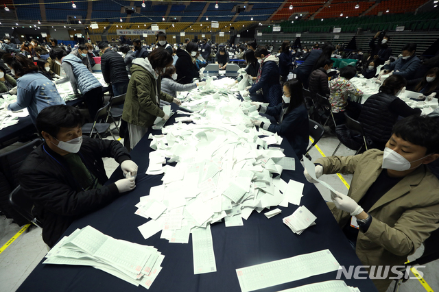 [서울=뉴시스] 이윤청 기자 = 개표사무원들이 제21대 국회의원 선거일인 15일 서울 송파구 올림픽 체조경기장에 마련된 개표소에서 개표하고 있다. 2020.04.15. radiohead@newsis.com
