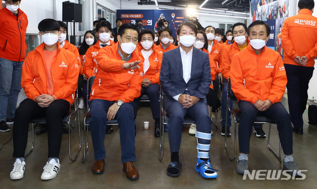 [서울=뉴시스]전신 기자 = 안철수 국민의당 대표가 15일 서울 마포구 창전동에 마련된 4.15 총선 개표 방송 상황실을 찾아 개표 방송을 지켜보고 있다. 2020.04.15. photo1006@newsis.com