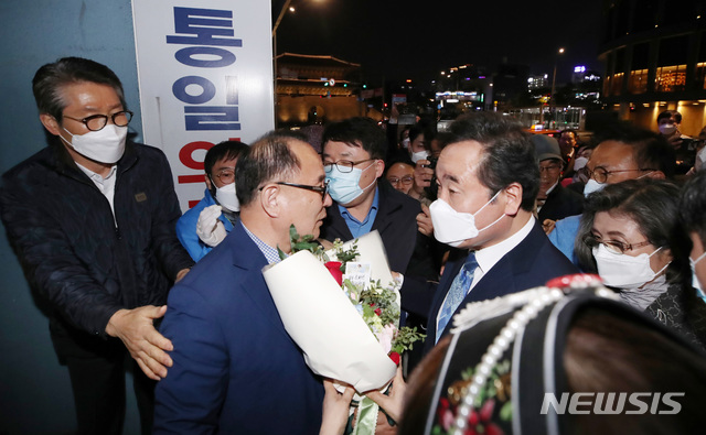 [서울=뉴시스]김병문 기자 =서울 종로구에 출마한 이낙연 더불어민주당 후보가 15일 오후 서울 종로구 선거 사무소 앞에서 당선이 확실시 된 뒤 지지자들로부터 꽃다발을 받고 있다. 2020.04.15. photo@newsis.com