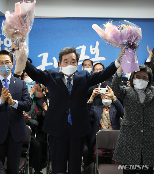 [서울=뉴시스] 전진환 기자 = 제21대 국회의원 선거 서울 종로에 출마한 이낙연 더불어민주당 후보가 부인 김숙희 씨와 15일 오후 서울 종로구의 선거사무소에서 당선이 확실시되자 환호하고 있다. 2020.04.15. photo@newsis.com