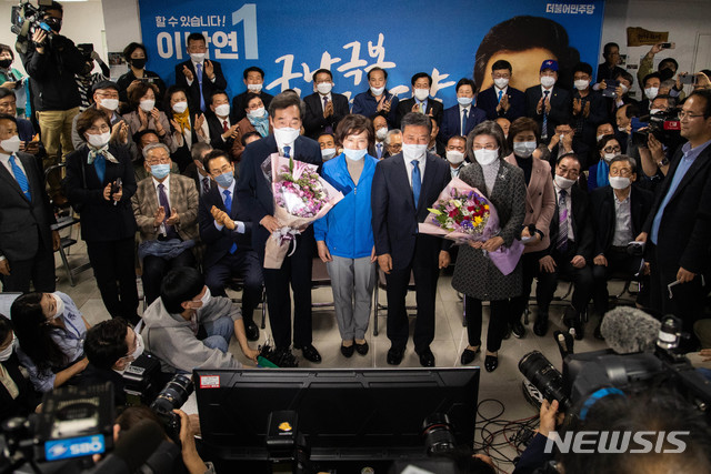 [서울=뉴시스]전진환 기자 = 서울 종로구에 출마한 이낙연 더불어민주당 후보가 15일 오후 서울 종로구 선거사무소 상황실에서 21대 국회의원선거 당선이 확실시 되자 부인 김숙희(오른쪽) 여사와 꽃다발을 들고 있다. 2020.04.15. photo@newsis.com