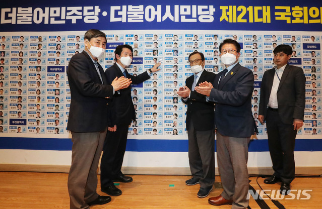 [서울=뉴시스] 김진아 기자 = 더불어민주당 이인영 원내대표가 15일 오후 국회 의원회관에 마련된 제21대 국회의원선거 종합상황판에서 경기도 의정부시갑 오영환 후보의 당선 스티커를 붙이고 있다. 왼쪽부터 더불어시민당 이종걸 선거대책위원장, 더불어민주당 이인영 원내대표, 이해찬 대표, 더불어시민당 우희종 공동상임선대위원장. 2020.04.15. photo@newsis.com