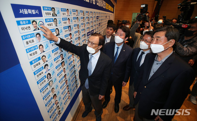 [서울=뉴시스]김진아 기자 = 더불어민주당 이해찬 상임공동선대위원장이 15일 오후 국회 의원회관에 마련된 당 선거상황실에서 제21대 국회의원 선거 종합상황판에 당선 스티커를 붙이고 있다. 2020.04.15. photo@newsis.com