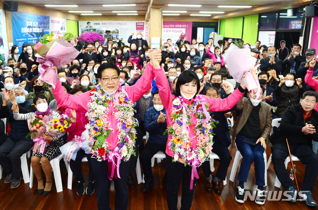 [울산=뉴시스] 배병수 기자 = 제21대 국회의원선 울산 동구 국회의원에 당선이 확실시 되는 미래통합당 권명호 후보가 15일 오후 동구 선거사무실에서 부인과 함께 기뻐하고 있다. 2020.04.15. bbs@newsis.com