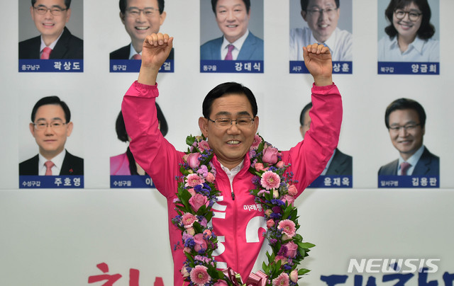 [대구=뉴시스] 이무열 기자 = 대구 수성구갑에 출마한 주호영 미래통합당 후보가 15일 오후 대구 수성구 범어동 미래통합당 대구시당에서 당선이 확실시 되자 꽃다발을 목에 걸고 기뻐하고 있다. 2020.04.15.lmy@newsis.com
