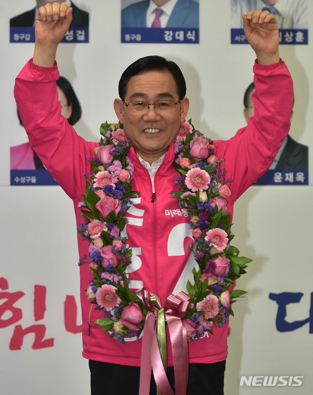 [대구=뉴시스] 이무열 기자 = 대구 수성구갑에 출마한 주호영 미래통합당 후보가 15일 오후 대구 수성구 범어동 미래통합당 대구시당에서 당선이 확실시 되자 꽃다발을 목에 걸고 기뻐하고 있다. 2020.04.15. lmy@newsis.com