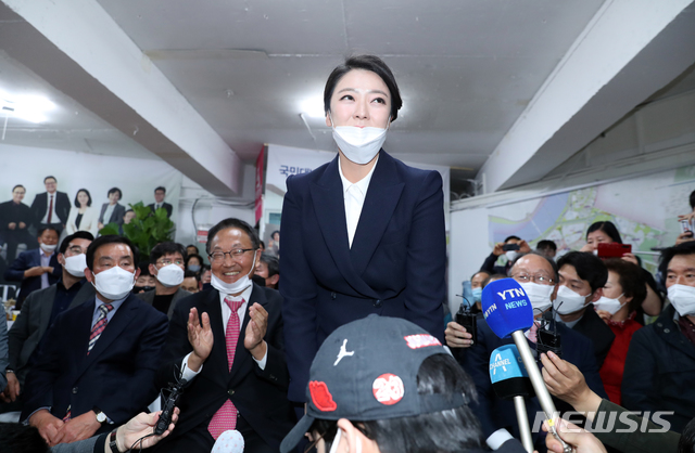 [서울=뉴시스] 이윤청 기자 = 제21대 국회의원선거 송파을에 출마한 배현진 미래통합당 후보가 15일 서울 자신의 선거사무실에 입장하고 있다. 2020.04.15.&nbsp; radiohead@newsis.com 