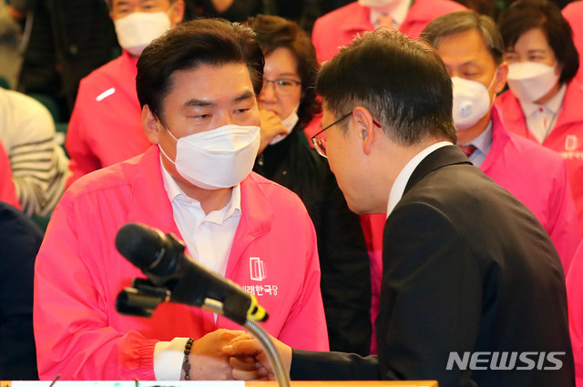 [서울=뉴시스] 장세영 기자 = 황교안 미래통합당 대표가 제21대 국회의원 선거일인 15일 서울 여의도 국회도서관 강당에 마련된 미래통합당 개표 상황실에서 기자회견에 앞서 원유철 미래한국당 대표와 인사를 하고 있다. 2020.04.15. photothink@newsis.com