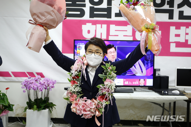 [상주=뉴시스] 박홍식 기자 = 4·15 총선 경북 상주·문경 선거구에서 재선에 성공한 미래통합당 임이자 당선인이 15일 선거사무소에서 당선이 확정되자 꽃다발을 들고 당선의 기쁨을 누리고 있다. (사진=임이자 선거사무소 제공) 2020.04.16 photo@newsis.com