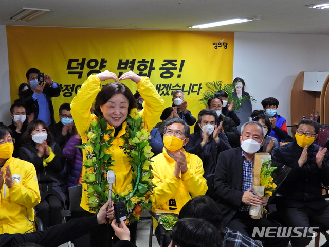 [고양=뉴시스] 이경환 기자 = 16일 오전 정의당 심상정 당선인이 경기 고양시 덕양구 화정동에 마련된 선거 사무실에서 당선을 확정 짓고 당원들과 기뻐하고 있다. 2020.04.16. lkh@newsis.com