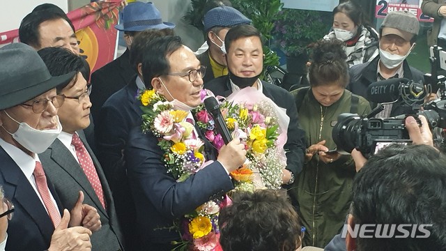 [천안=뉴시스]이종익 기자 = 15일 21대 총선과 함께 치러진 충남 천안시장 보궐선거에 도전한 박상돈 미래통합당 후보가 16일 당선이 사실상 확정되자 선거사무실에서 인사말을 하고 있다. (사진=박상돈 후보 제공) 2020.04.16. photo@newsis.com
