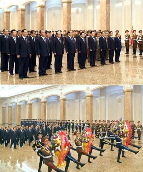 [서울=뉴시스] 북한의 핵심 간부들이 지난 15일 김일성 주석의 108회 생일을 맞아 금수산태양궁전을 참배하는 모습. 2020.04.16. (사진=노동신문 캡처) photo@newsis.com